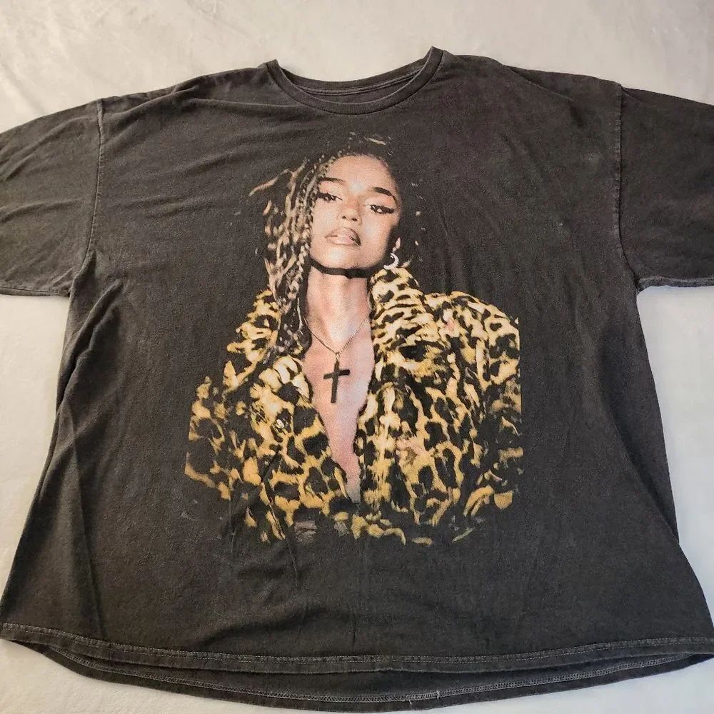 Tyla Black Tshirt With Back And Front Graphics Size XXL